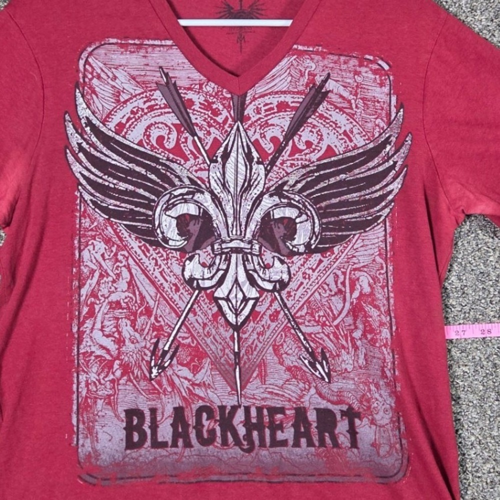 G by Guess Graphic Tee Mens Medium Red Blackheart Fleur De Lis V-Neck Shirt